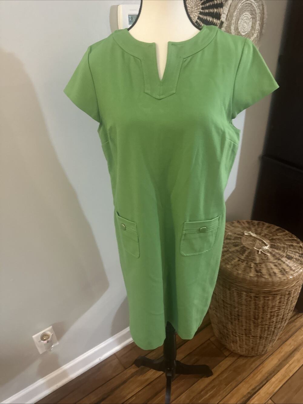 Talbots retro 60’s style Kelly Green knit notch v neck mini sheath dress, 14P